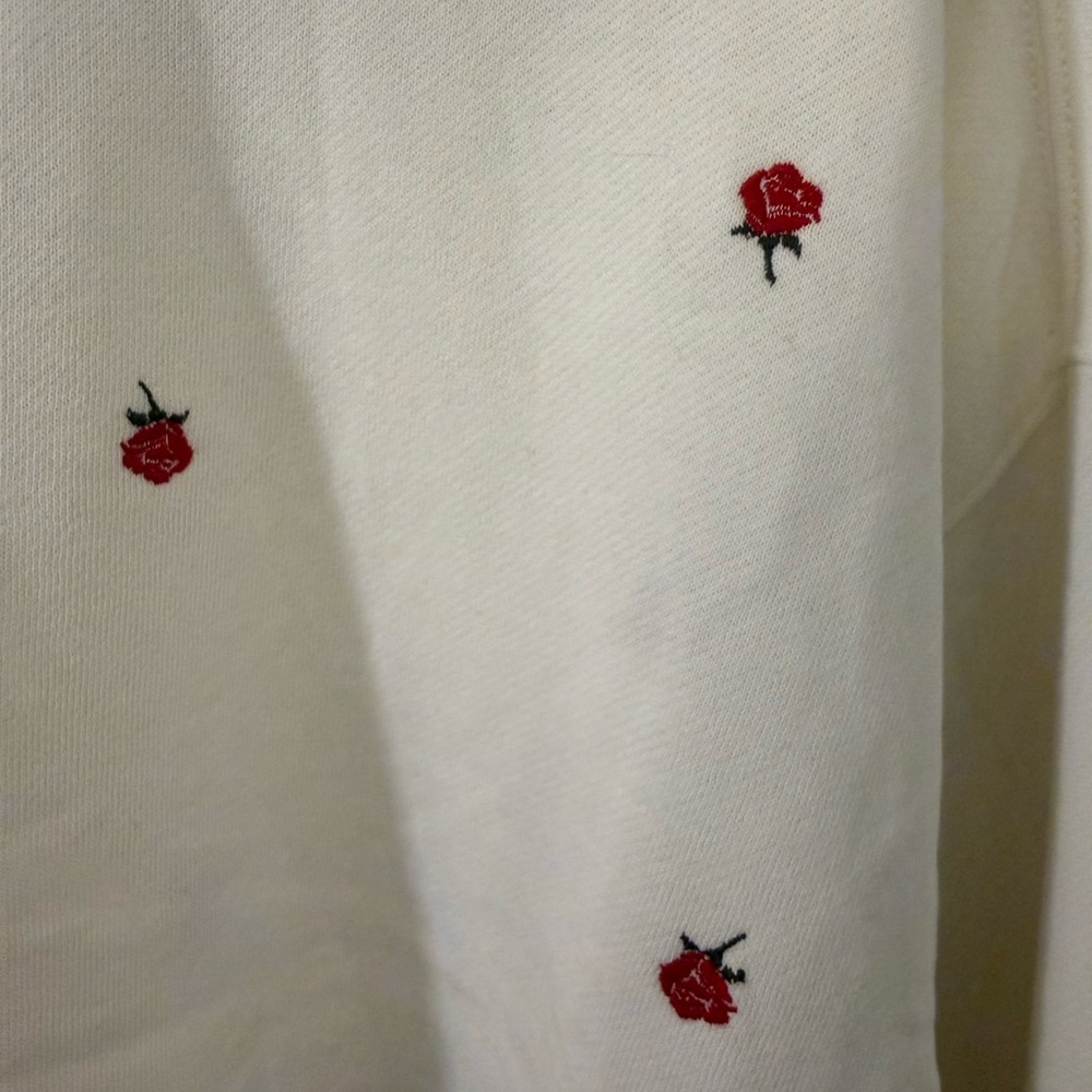 🥀 SUPER SOFT! 🥀 Old Navy Ivory Sweater with Red Floral Accents - Picture 2 of 4